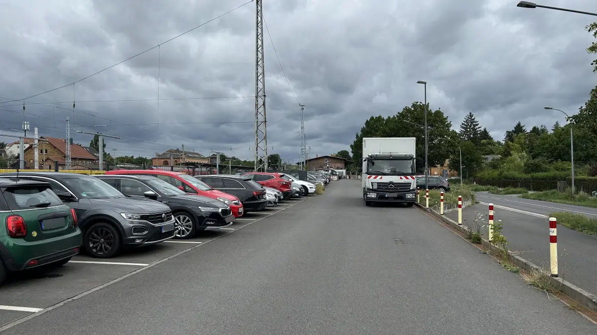 Laut Mobilitätskonzept 2030 der Stadt Königs Wusterhausen pendeln rund 6.400 Personen nach Berlin. Viele davon lassen ihr Auto am Bahnhof stehen, doch für sie gibt es hier nur 384 Parkplätze – und die sind in der Regel frühmorgens schon belegt.