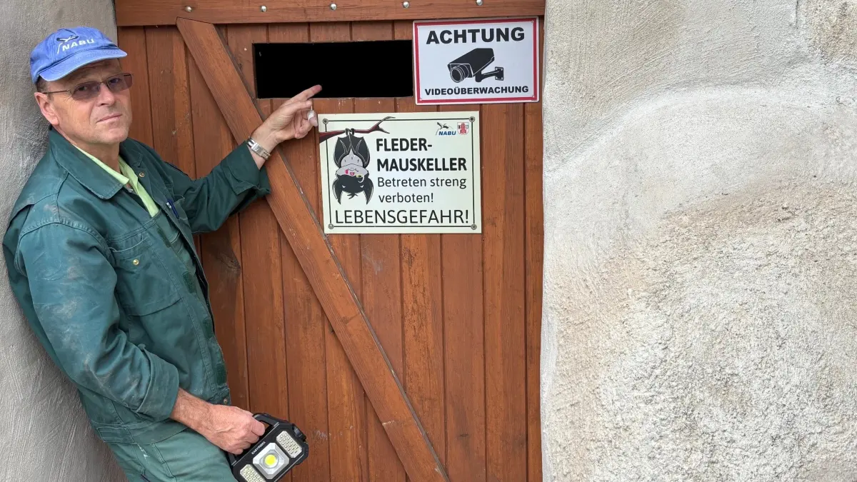 Frank Ott vom Nabu Neuenhagen vor dem Eingang zum neuen Fledermaus-Winterquartier im Keller der alten Scheune im Sport- und Geschichtspark Bollensdorf