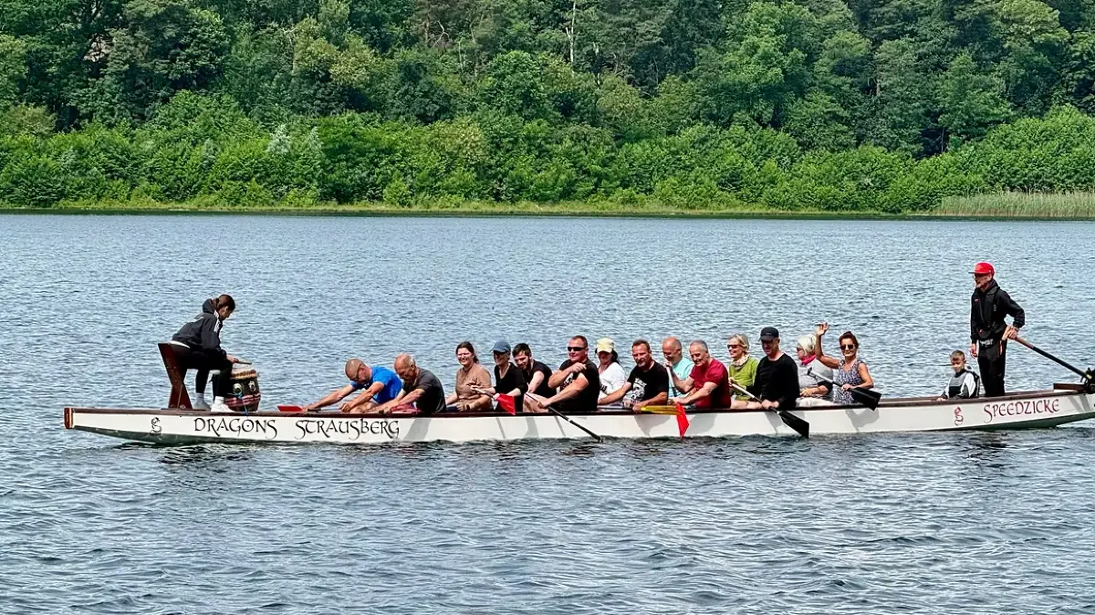 Premiere auf dem Kageler Bauernsee: Das große Drachenbootrennen startet mit 19 Teams und einem All Stars Team aus Besuchern. Im Bild: Die „Lakeside Dragons“ aus Strausberg mit ihrem Drachenboot „Speedzicke“.