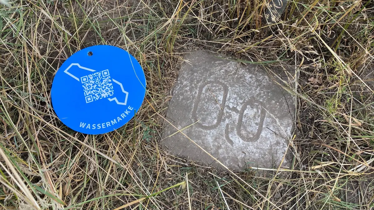 Wassermarke am Deichkilometerstein 0 bei Lebus