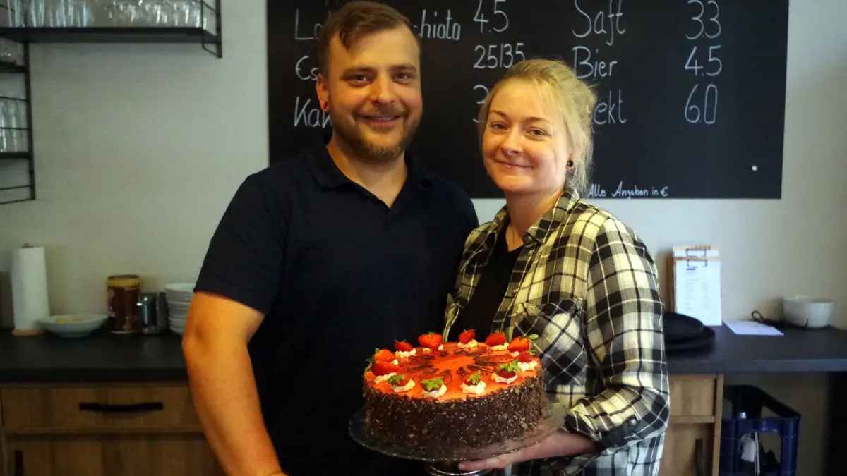 Kerstin und Ralf Schenk haben das Amtshaus in Flecken Zechlin umgebaut und saniert. In dem historischen Gebäude betreiben sie nun ein Café sowie eine Pension.