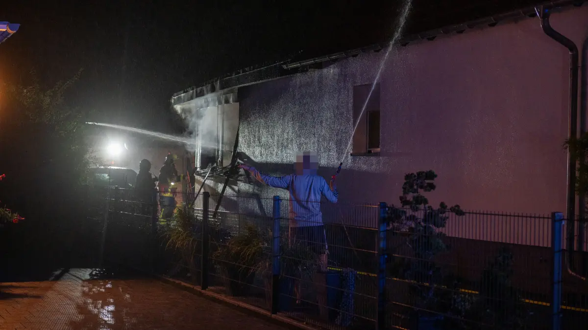 Brand in Schöneiche in der Nacht zu Donnerstag (23. Juli): Anwohner kämpfen noch vor dem Eintreffen der Rettungskräfte gegen die Flammen.