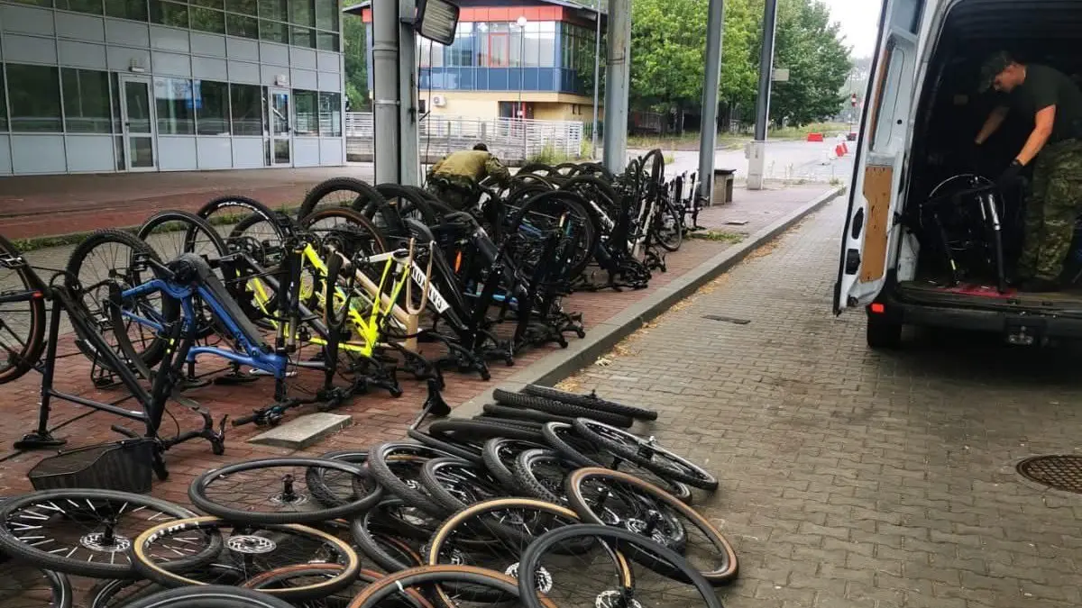 Mitarbeiter des polnischen Grenzschutzes beschlagnahmen bei einer Kontrolle an der Grenze am Autobahnübergang Swiecko Fahrräder, die in Deutschland zum Teil als gestohlen gemeldet sind.