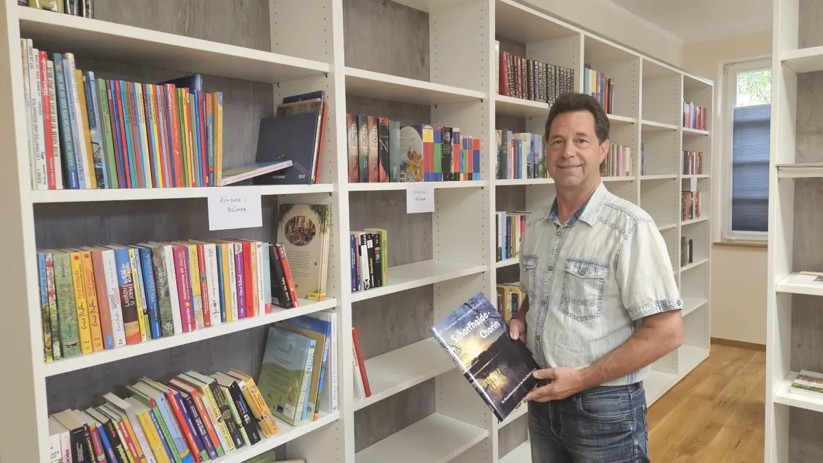 Finowfurts Ortschronist Ralf Mikelka mit einem Buch über das Biosphärenreservat Schorfheide-Chorin. Im Dorfgemeinschaftshaus Finowfurt startet demnächst ein neues Angebot für Bücherfreunde.