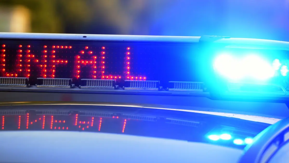 Symbolbild - Polizei sichert Unfallstelle: ARCHIV - 12.06.2017, Bayern, Günzburg: Auf einem Polizeifahrzeug warnt eine Leuchtschrift vor einer Unfallstelle. (zu dpa: «Autofahrer bei Frontalzusammenstoß schwerst verletzt») Foto: Stefan Puchner/dpa +++ dpa-Bildfunk +++