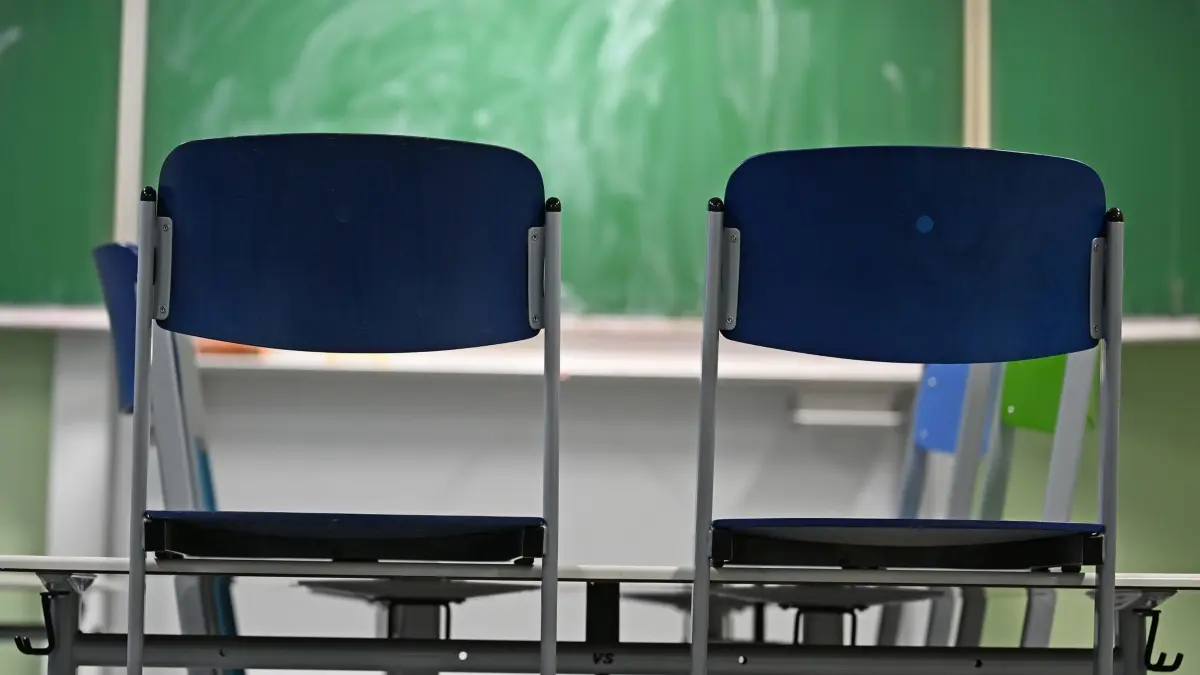 Schule: ARCHIV - 15.01.2026, Rheinland-Pfalz, Mainz: Zwei leere Stühle stehen in einem Klassenraum vor einer Tafel. (zu dpa: «Grüne sehen Elternwillen bei Schulwahl eingeschränkt») Foto: Michael Brandt/dpa +++ dpa-Bildfunk +++