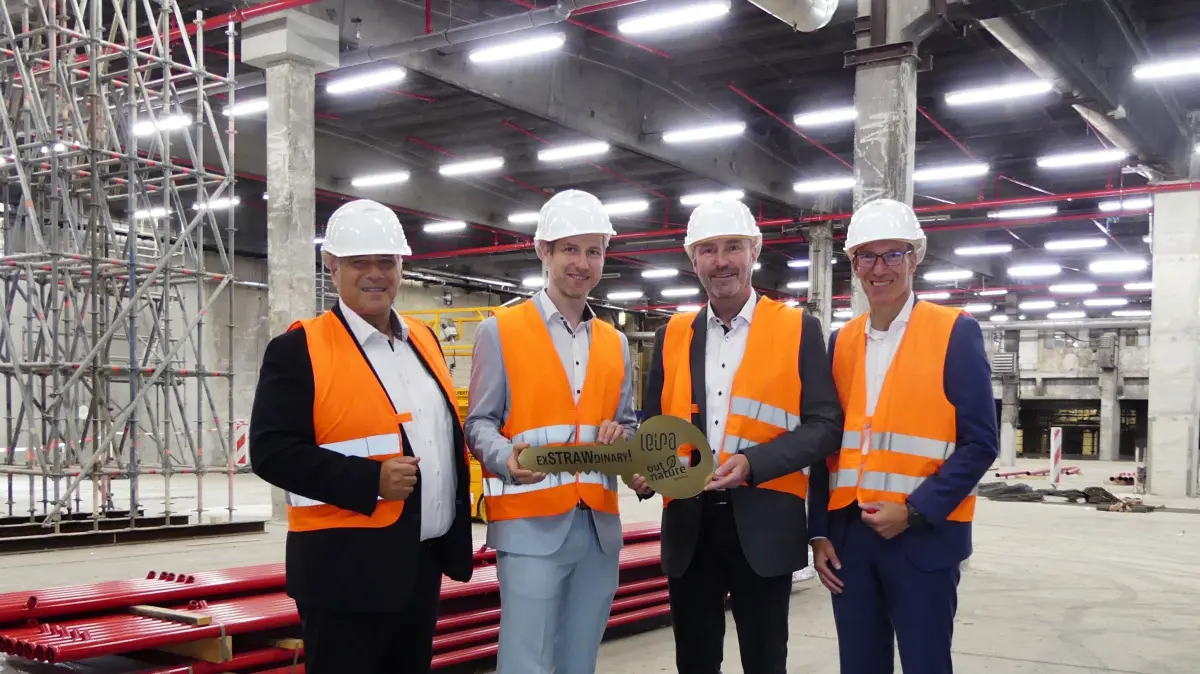 Mit der Schlüsselübergabe in der Halle auf dem LEIPA-Werksgelände startet OutNature die Umsetzung der Strohfaseranlage. (v.l.n.r) Thomas Strieder (Sales Director, OutNature), Michail Ginsburg (Geschäftsführer, OutNature), Christian Schürmann (COO, LEIPA Georg Leinfelder GmbH), Patrick Walczak (CSO, LEIPA Group GmbH)