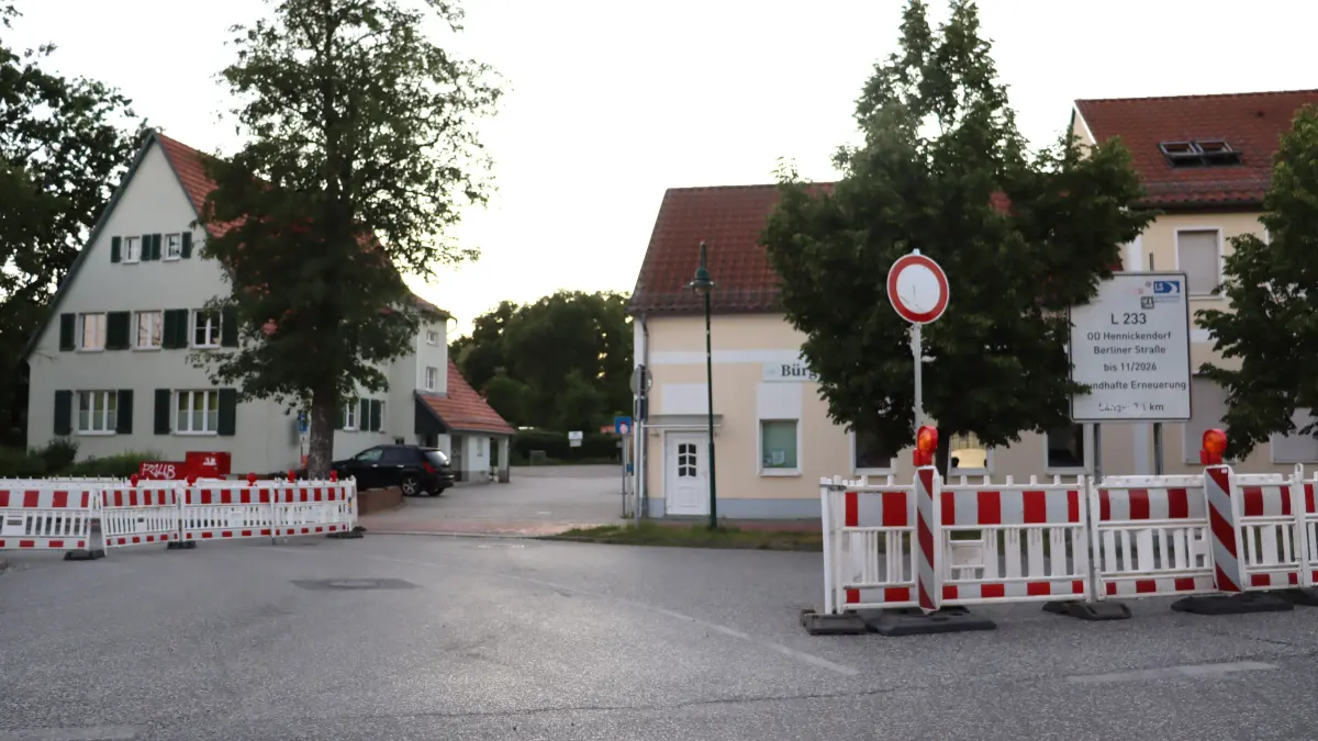 Baustelle in Hennickendorf: Fast zwei Jahre wird schon die L233 im Abschnitt Berliner Straße erneuert. Wann die Arbeiten zum Abschluss kommen sollen.