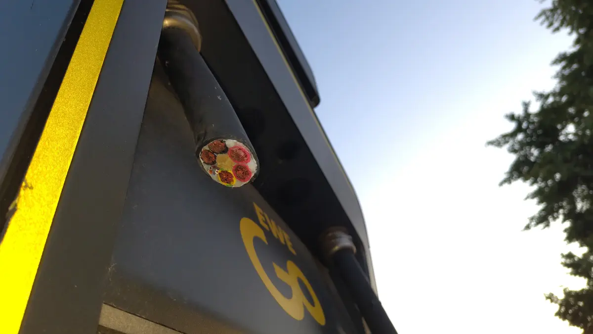 Ladesäule für E-Autos Elektroautos in der Sachsenhausener Straße in Oranienburg, Diebe stehlen Kabel, Kupfer, Kupferkabel, Detailansicht, Quelle: Sophia Gebhard-Wilken