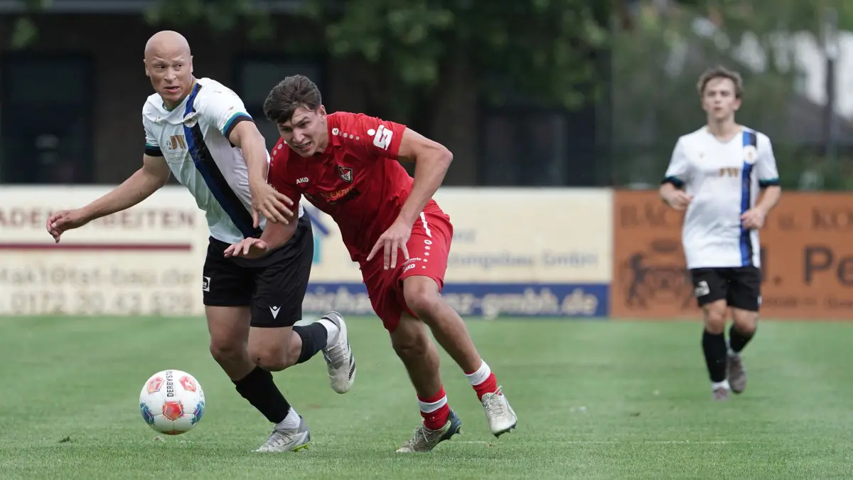 Fussball : Schöneiche, Fussball Freundschaftsspiele / Landesfreundschaftsspiel, Germania Schöneiche : 1. FC Frankfurt (U 23 ?), Bell Wuillians Alfonso Lopez gegen Lennox Liebner
FOTO BENK 22.07.2026