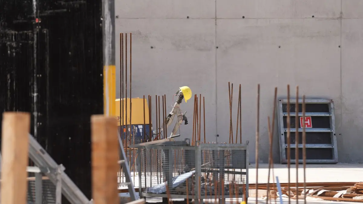 Baustelle: ARCHIV - 08.07.2024, Hamburg: Ein gelber Bauhelm liegt auf einem Baugerät auf der Baustelle des Bildungscampus Ausschläger Weg in Hamburg. (zu dpa: «Geld reicht nicht für alle Schulbau-Pläne») Foto: Marcus Brandt/dpa +++ dpa-Bildfunk +++