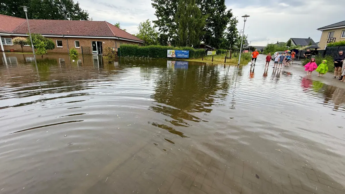 Mitten in einem See stand die Kita Birkenstein nach Starkregen im Juni. Messungen sollten ergeben, ob der Boden nach der Überschwemmung mit Fäkalien belastet ist. Nun liegen die Messergebnisse vor.
