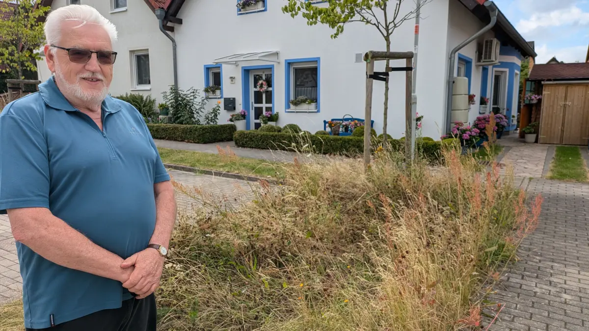 Eberhard Engel vor seinem Haus in der Schlaubestraße in Panketal, 23.7.26