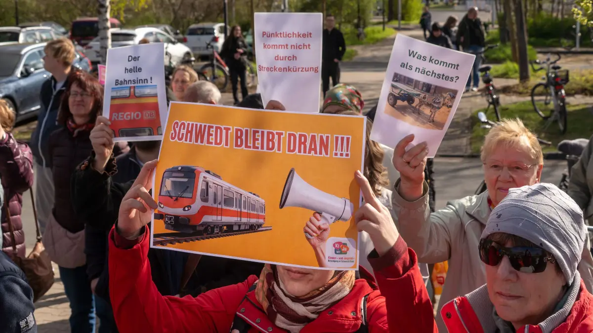 Protestaktion RE3: Schwedt, 23.04.2026: Am Bahnhof Schwedt Mitte protestierten rund 150 Menschen gegen das Aus der direkten Zugverbindung nach Berlin.