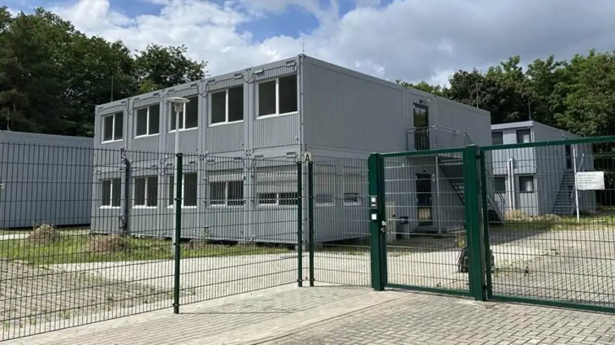 Ist seit gut eineinhalb Jahren fertig und steht leer. Das Containerdorf auf dem Fuchsbau-Gelände in Petersdorf ist als Gemeinschaftsunterkunft für geflüchtete Menschen errichtet worden.