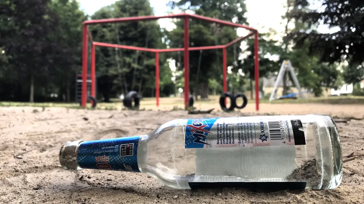 Müllrose. Spielplatz im Schützenpark. Auf dem Spielplatz gibt es immer wieder Zerstörungen und Verschmutzungen, unter anderem mit zerschlagenen Flaschen. 16.07.2026 Foto: Frank Groneberg