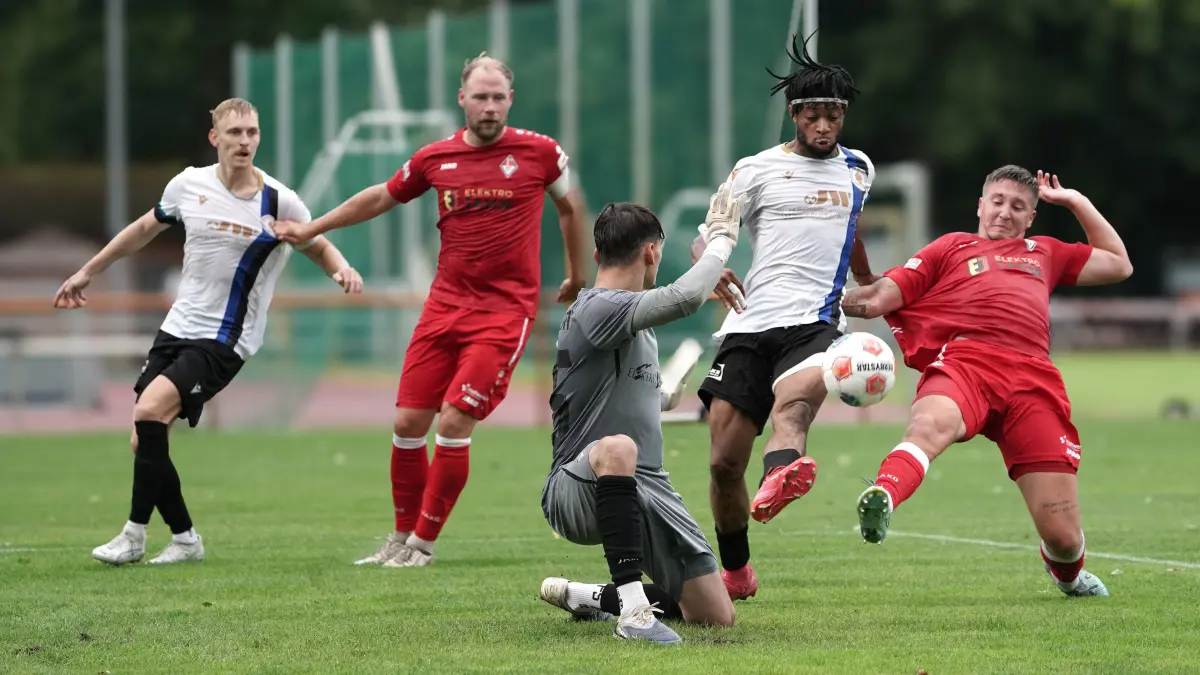 Fussball : Schöneiche, Fussball Freundschaftsspiele / Landesfreundschaftsspiel, Germania Schöneiche : 1. FC Frankfurt (U 23 ?), es brennt Lichterloh im Strafraum der Gäste v.l. Pierre Vogt, Sebastian Lawrenz, TW Leon Winkelmann, Moses Chuks Njoku kurz vor dem Einnetzen und Romeo Klopsch
FOTO BENK 22.07.2026