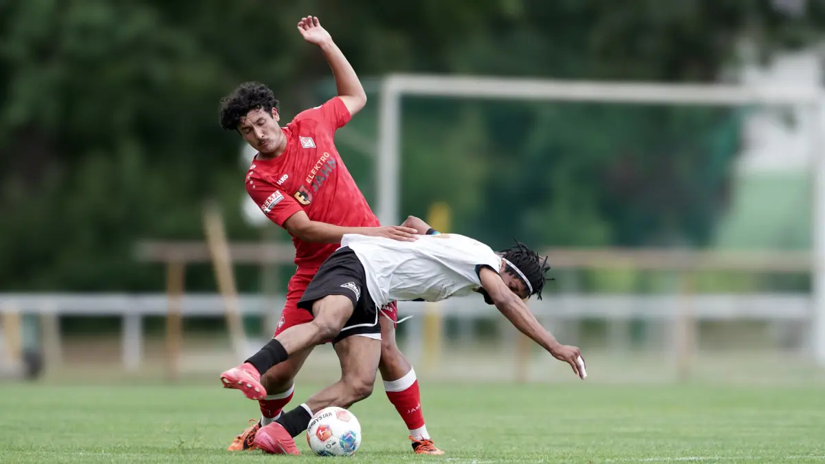 Fussball : Schöneiche, Fussball Freundschaftsspiele / Landesfreundschaftsspiel, Germania Schöneiche : 1. FC Frankfurt (U 23 ?), Eric Zeisig hinter Moses Chuks Njoku
FOTO BENK 22.07.2026