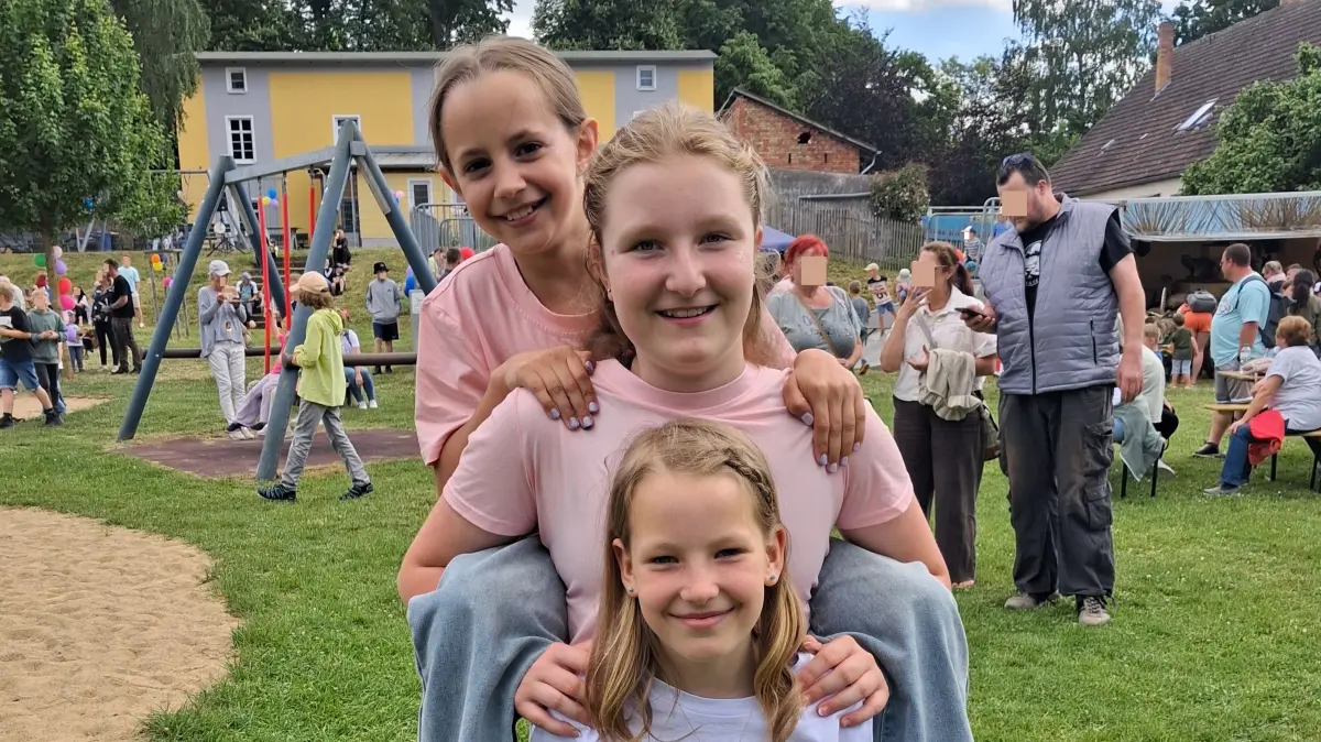 Von oben nach unten: Laureen, Romy und Malin von den Cherry Dancer aus Joachimsthal. Das Foto entstand kurz vor einem Auftritt zum Kindertag am Montag (1. Juni 2026) vor dem Mehrgenerationenhaus in Joachimsthal.