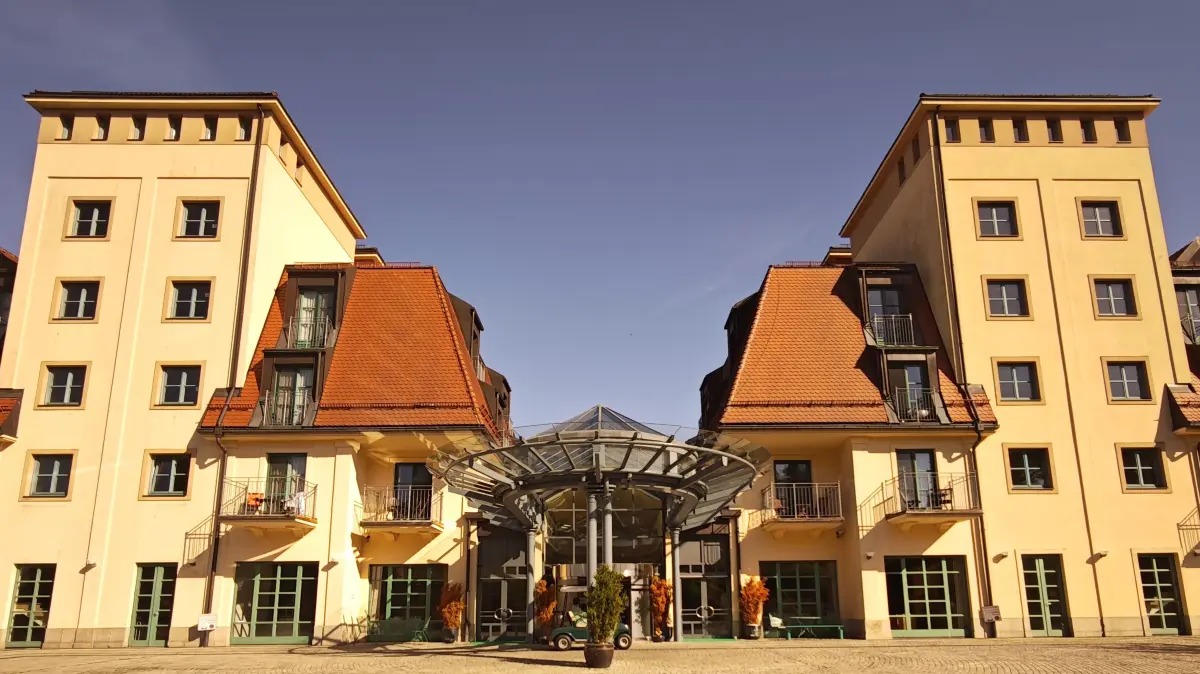 Das Precise-Hotel in Bad Saarow hat einen neuen Betreiber. Vor dem Wechsel präsentierten sich die Außenanlagen in einem pflegebedürftigen Zustand.
