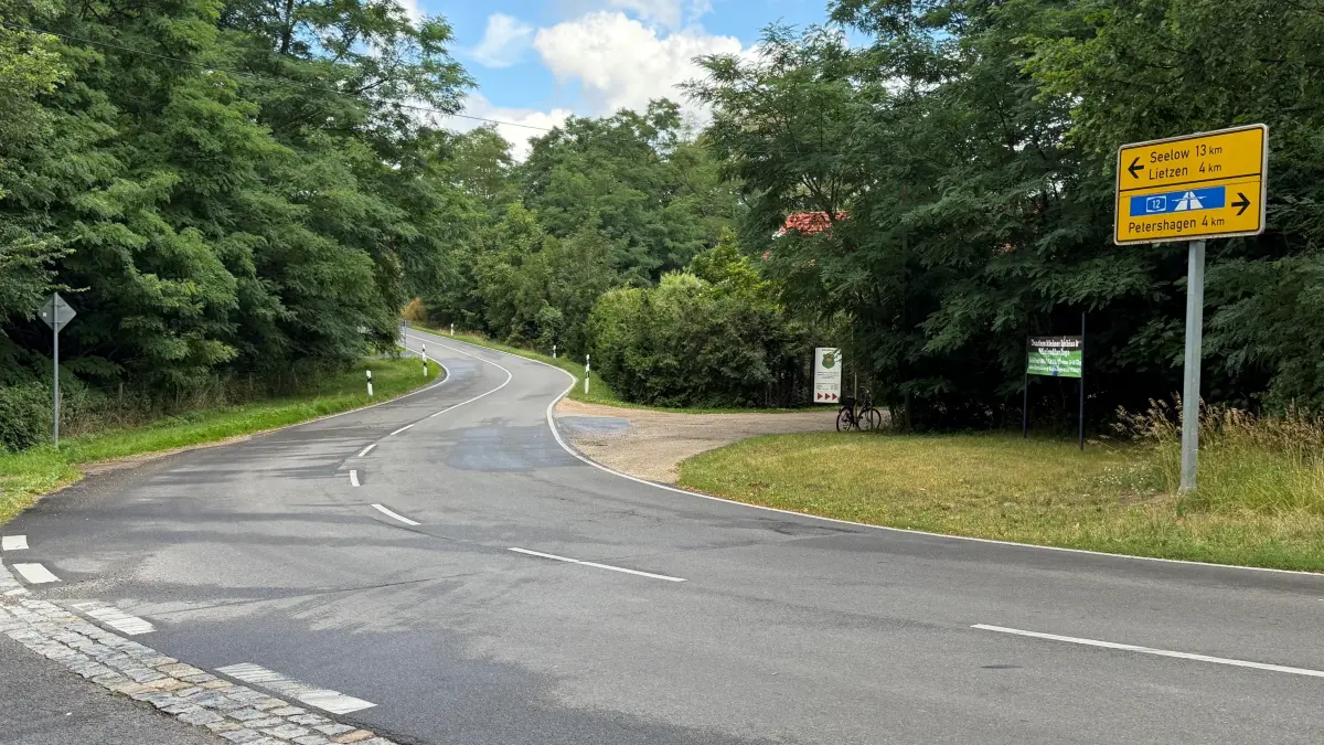 An der Einmündung „Schloßberg“ in Falkenhagen beginnt der rund 4,5 Kilometer lange Bauabschnitt. Bis zur Ortslage Lietzen wird die Kreisstraße K6439 für vier Wochen voll gesperrt.