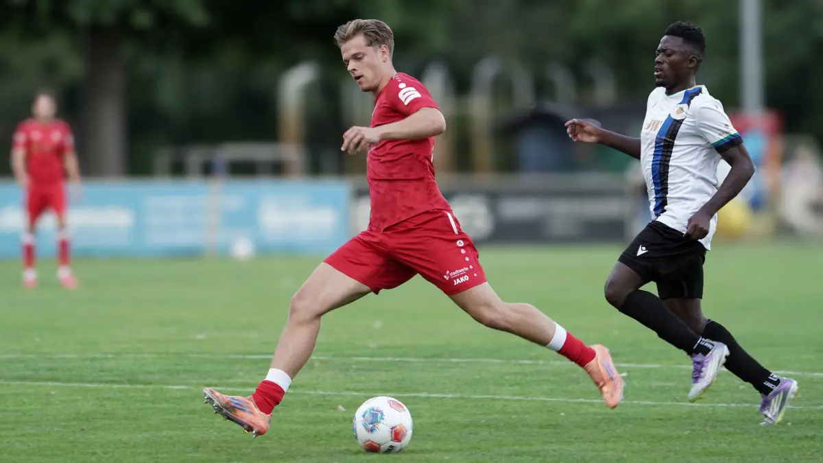 Fussball : Schöneiche, Fussball Freundschaftsspiele / Landesfreundschaftsspiel, Germania Schöneiche : 1. FC Frankfurt (U 23 ?), Elias Bleck vor 24
FOTO BENK 22.07.2026
