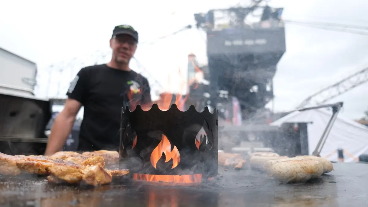 Deutsche Grillmeisterschaften: ARCHIV - 26.07.2025, Sachsen-Anhalt, Gräfenhainichen: Ein Teilnehmer der Deutschen Grillmeisterschaften bei der Arbeit. (zu dpa: ««Swicy» und Crossover: Neue Trends bei Grillmeisterschaft») Foto: Sebastian Willnow/dpa +++ dpa-Bildfunk +++