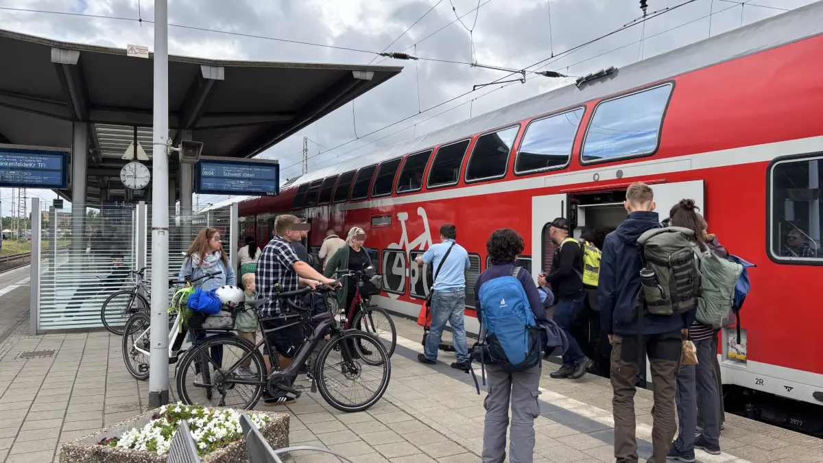 Der Regionalexpress (RE) 3 ist die wichtigste Pendler-Zugverbindung von Eberswalde, Bernau und Schwedt nach Berlin. Hier am Bahnhof Eberswalde am 23.7.2026.