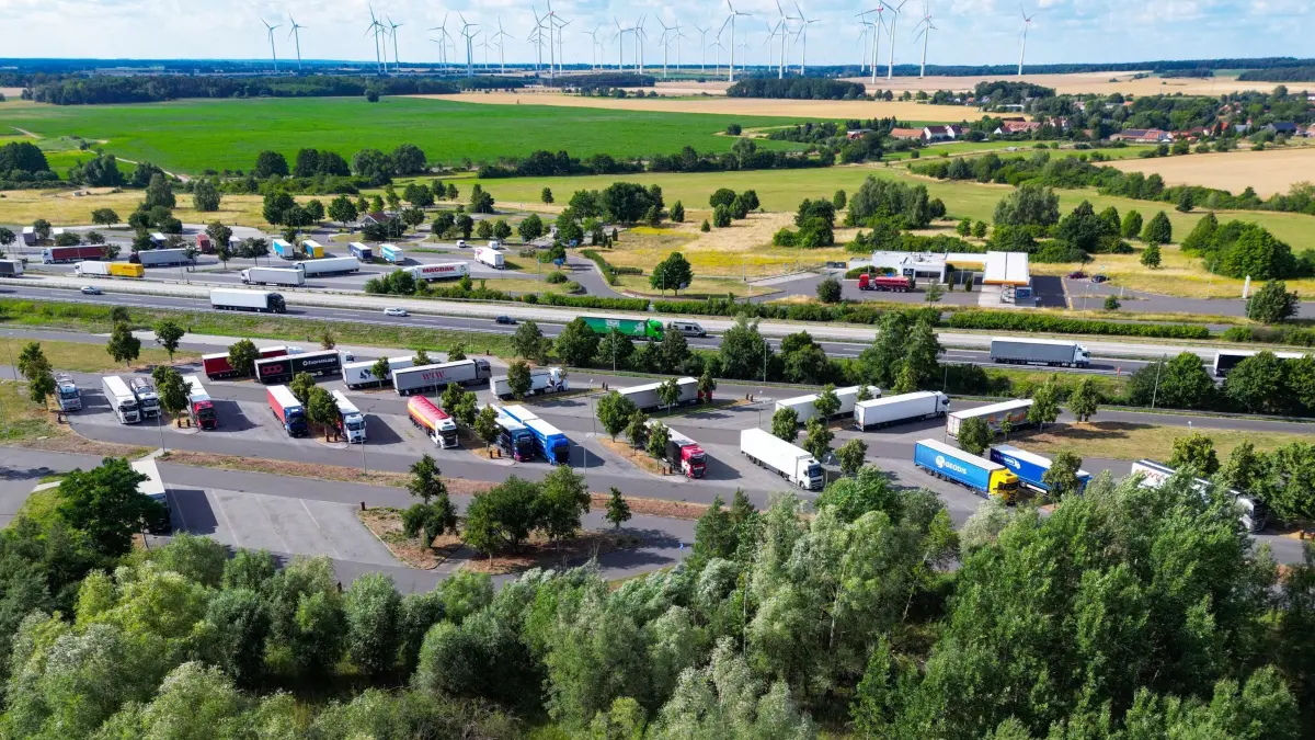 Lkw stehen auf einem Rastplatz an der Autobahn A12
