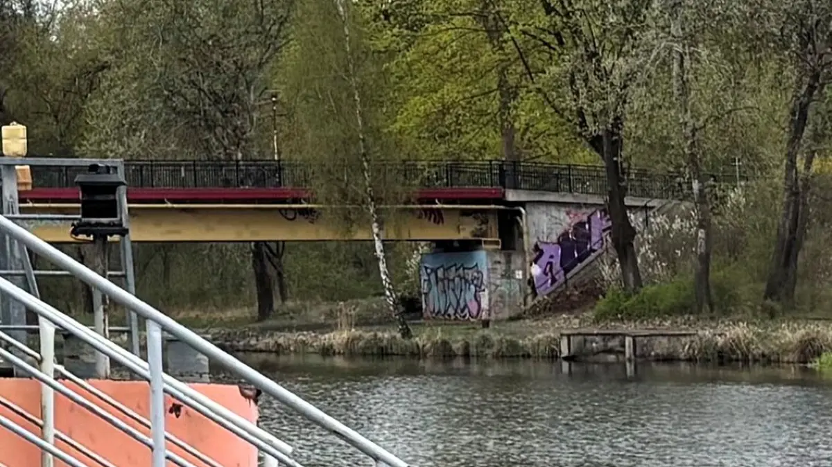 Eisenhüttenstadt. Diehloer Brücke - Fußgängerbrücke zwischen der Insel und dem WK VII. Datum unbekannt. Foto: Janet Neiser