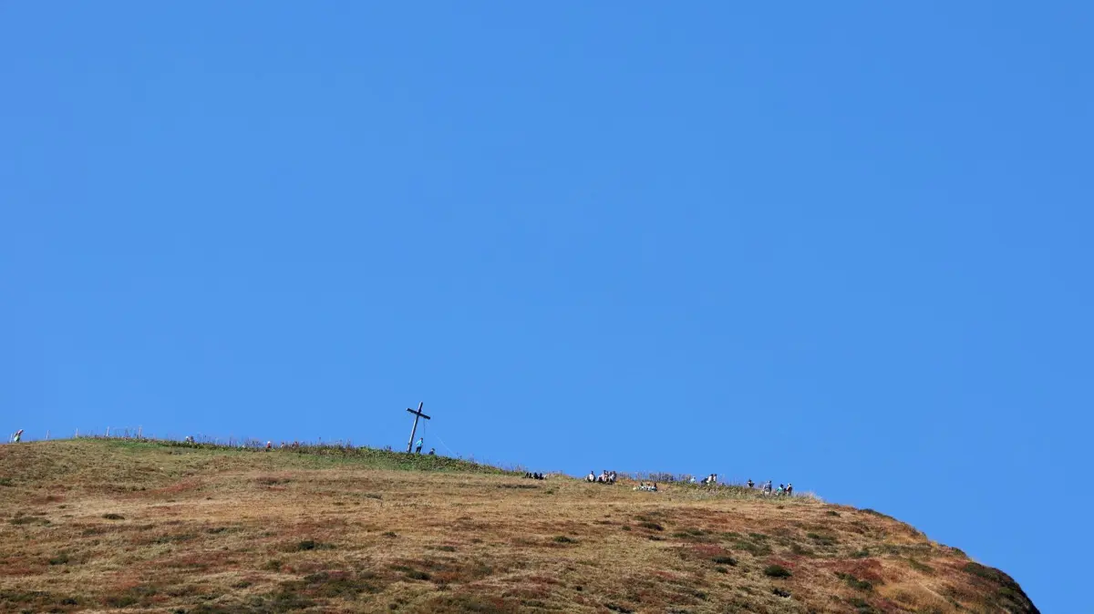 Fellhorn in den Alpen: ARCHIV - 07.10.2023, Bayern, Oberstdorf: Ausflügler genießen auf dem Gipfel des Fellhorns den Sonnenschein. (zu dpa: «63-Jährige verunglückt beim Wandern tödlich») Foto: Karl-Josef Hildenbrand/dpa +++ dpa-Bildfunk +++