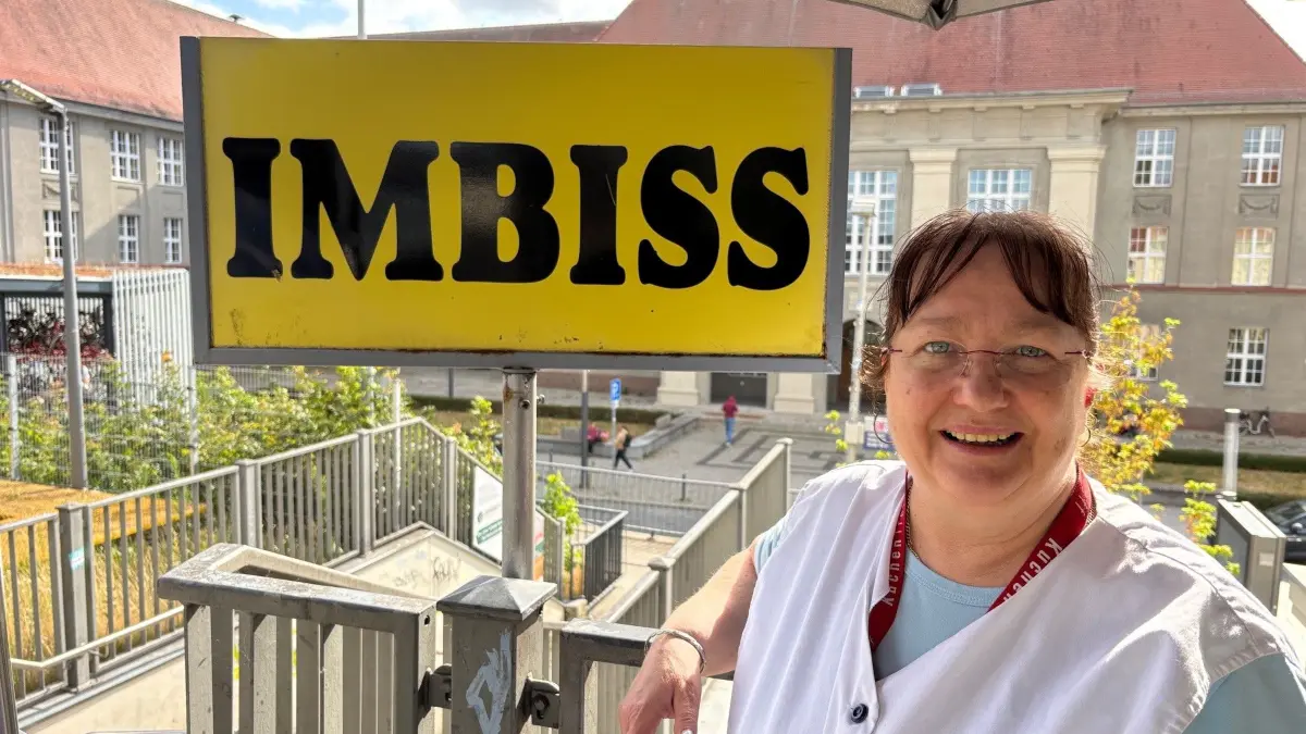 Gudrun Wulf ist die gute Seele am Imbiss im Bahnhof Oranienburg. Sie pflegt zu ihren Stammkunden ein herzliches Verhältnis.
