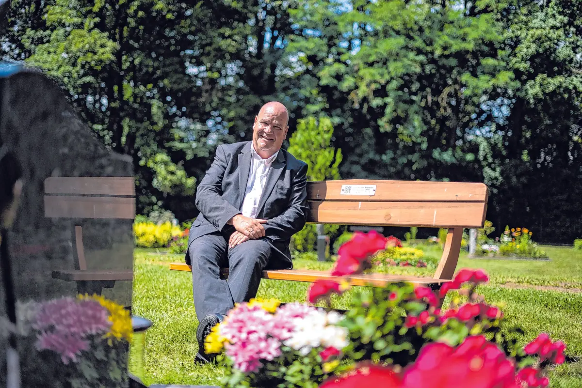 Nach unschönen Erfahrungen durch einen Schicksalsschlag entschloss sich Jörg Düring, Bestatter zu werden.