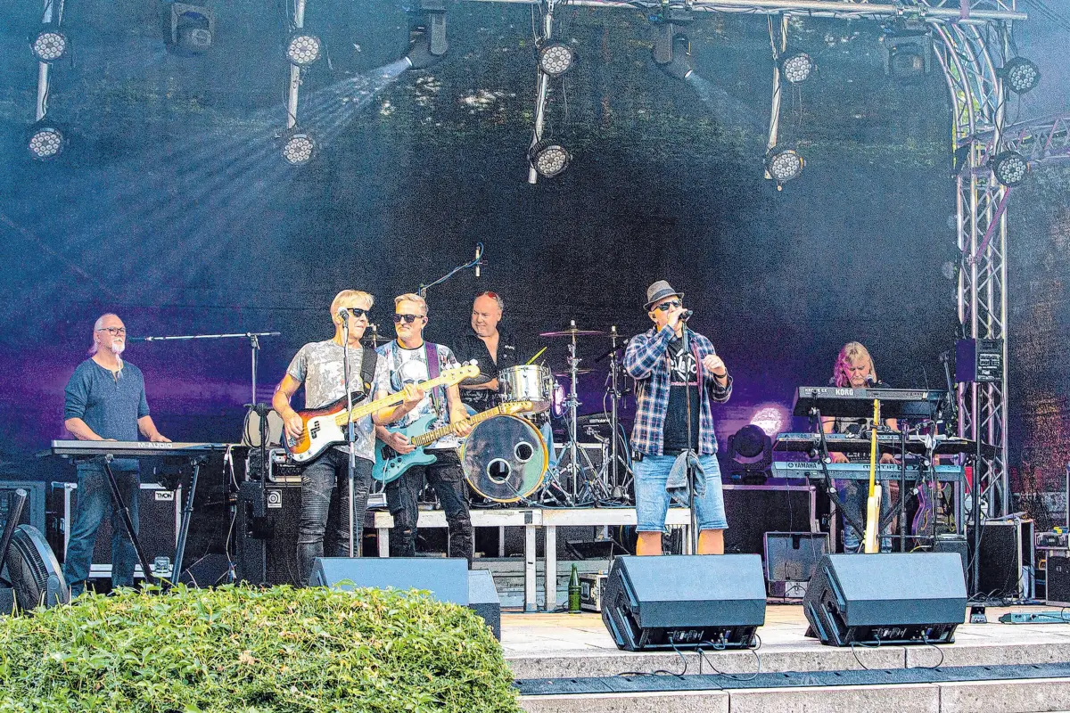Rock- und Popklassiker gibt es am Samstag ab 19 Uhr mit der Band Treibholz auf der Freilichtbühne, bevor um 22.30 Uhr das große Jubiläums-Höhenfeuerwerk den Himmel über dem Großen Müllroser See erleuchtet.