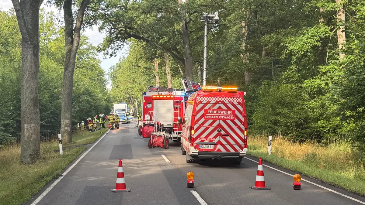 Die Feuerwehr sichert die Unfallstelle auf der B1 zwischen Hoppegarten bei Müncheberg und Heidekrug.