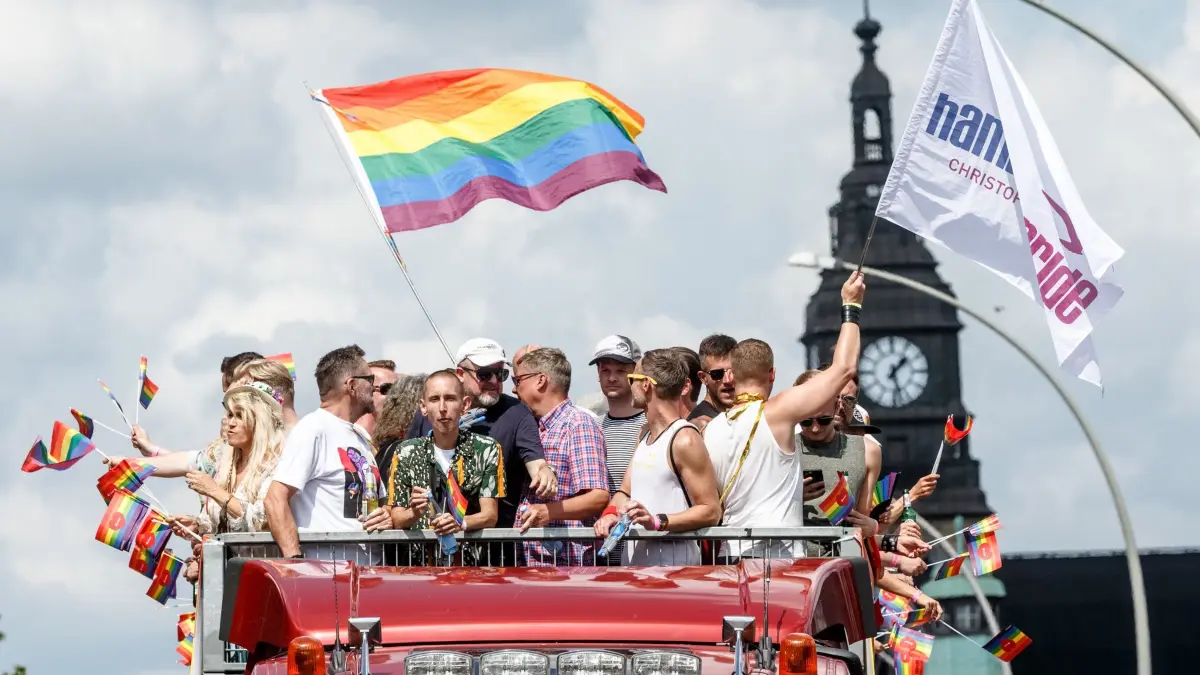 Christopher Street Day Parade in Hamburg: ARCHIV - 03.08.2019, Hamburg: Die Parade zum Christopher Street Day (CSD) zieht durch die Innenstadt. (zu dpa: «Hamburgs Pride Week: 46 Jahre CSD und klare Forderung») Foto: Markus Scholz/dpa +++ dpa-Bildfunk +++