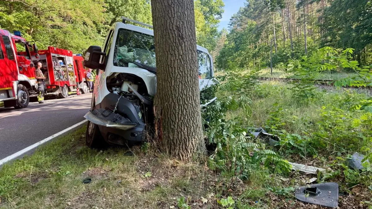 Bei einem Unfall auf der Bundesstraße B122 zwischen Rheinsberg und Köpernitz sind fünf Menschen verletzt worden. Mehrere Fahrzeuge waren beteiligt.