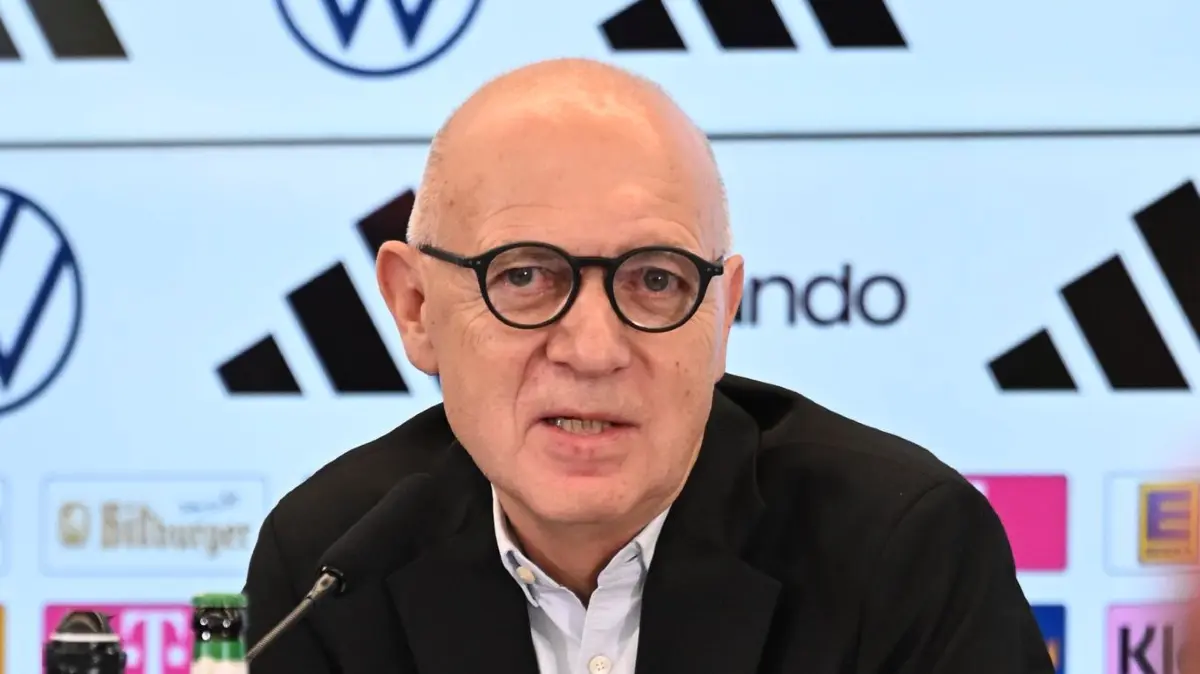 DFB-Pressekonferenz - Vorstellung neuer Bundestrainer: 24.07.2026, Hessen, Frankfurt/Main: Fußball, DFB, Nationalmannschaft, Pk zur Vorstellung des neuen Bundestrainers, Bernd Neuendorf, DFB-Präsident, spricht bei der Pressekonferenz. Foto: Jennifer Brückner/dpa +++ dpa-Bildfunk +++