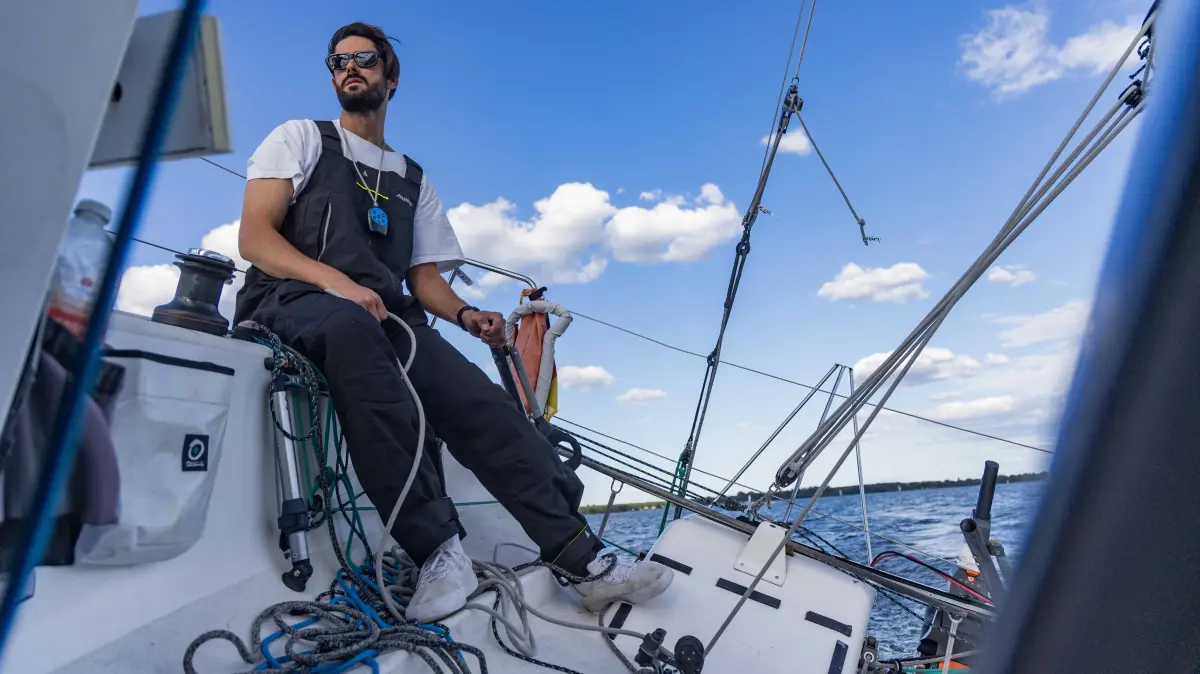 David Schwinzer aus Berlin traniert mit seiner Mini 650 Rennyacht auf dem Müggelsee und möchte den Atlantik überqueren.
