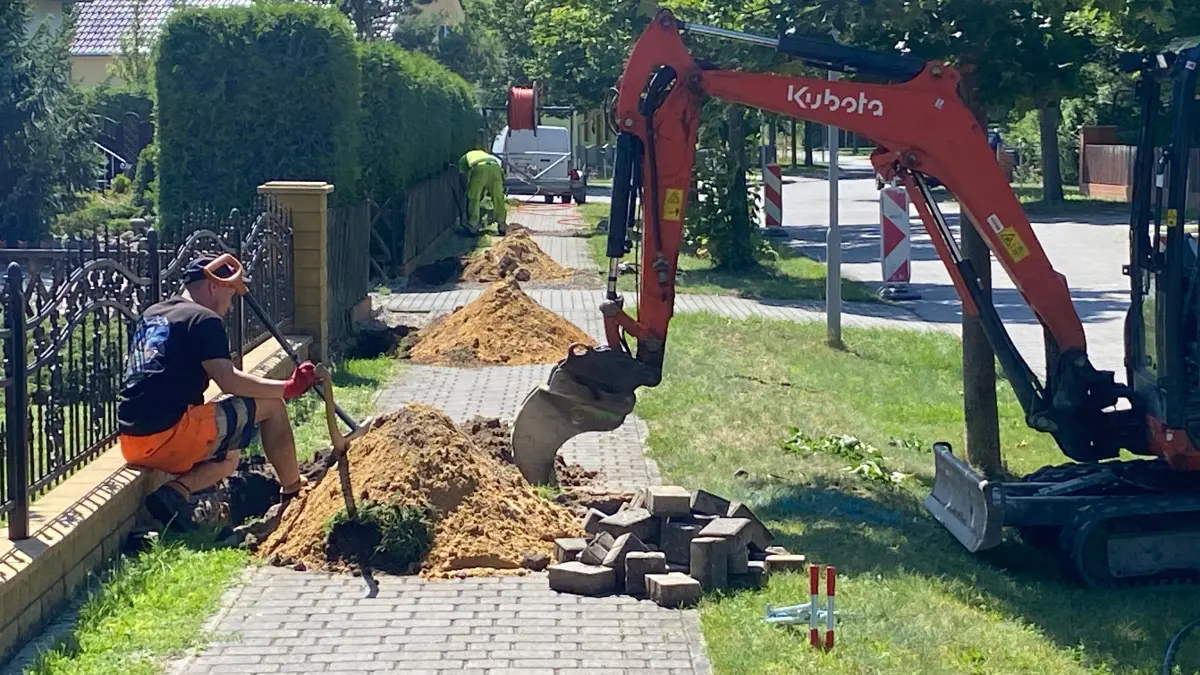 Der Glasfaserausbau in Groß Lindow und Brieskow-Finkenheerd hat begonnen: Ein Subunternehmen der schwedische Firma Open Infra verlegt hier am 24. Juli 2026 in der Schulstraße in Groß Lindow Kabel.