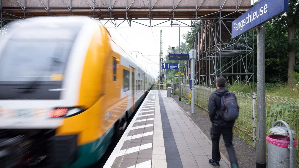 Bahnhof Fangschleuse: ARCHIV - 24.07.2024, Brandenburg, Grünheide: Ein Regionalzug der Linie RE1 der Eisenbahngesellschaft ODEG fährt aus dem nahe der Tesla Gigafactory gelegenen Bahnhof Fangschleuse aus. (zu dpa: «Minister pocht auf fristgerechtes Ende von RE1-Sperrung») Foto: Soeren Stache/dpa +++ dpa-Bildfunk +++