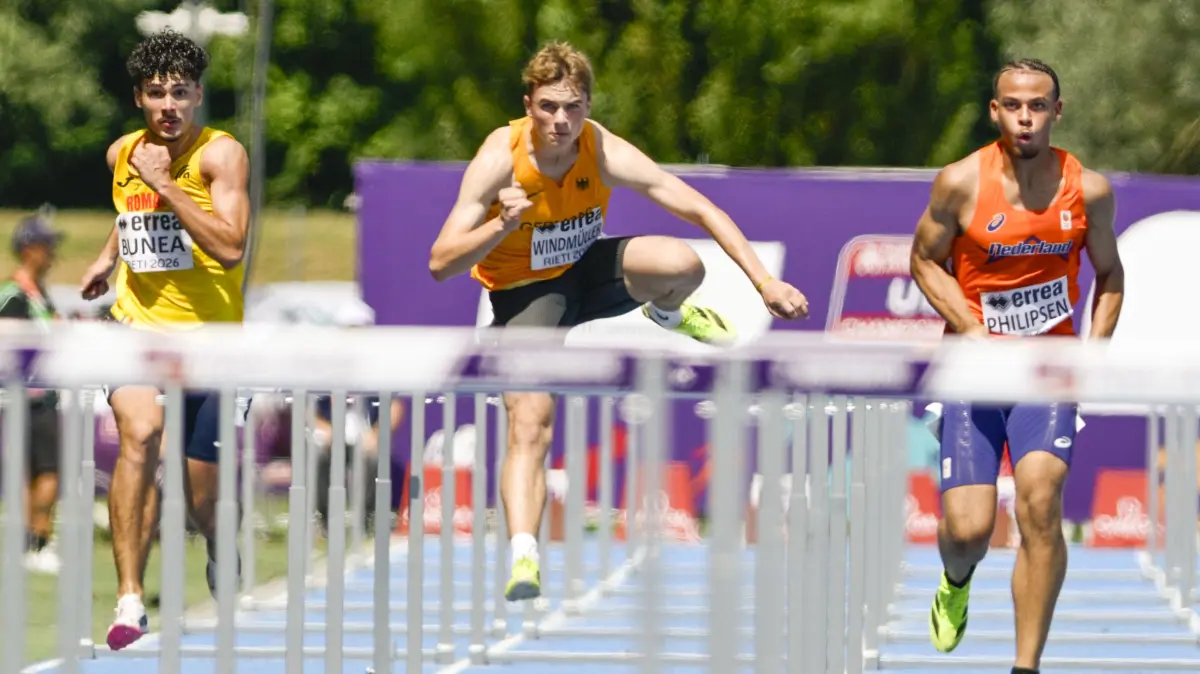 Jakob Windmüller vom SC Frankfurt (Oder) (Mitte) über 110m Hüerden bei den U18-Europameisterschaften in Rieti (Italien). Er verbessert seine Bestzeit auf 13.80 und ist damit aktuell Deutschlands zweitschnellster Hürdenläufer seiner Altersklasse. Rechts von ihm der Niederländer Eljahro Philipsen, der mit 12,96 s europäische U18-Bestzeit sprintet.