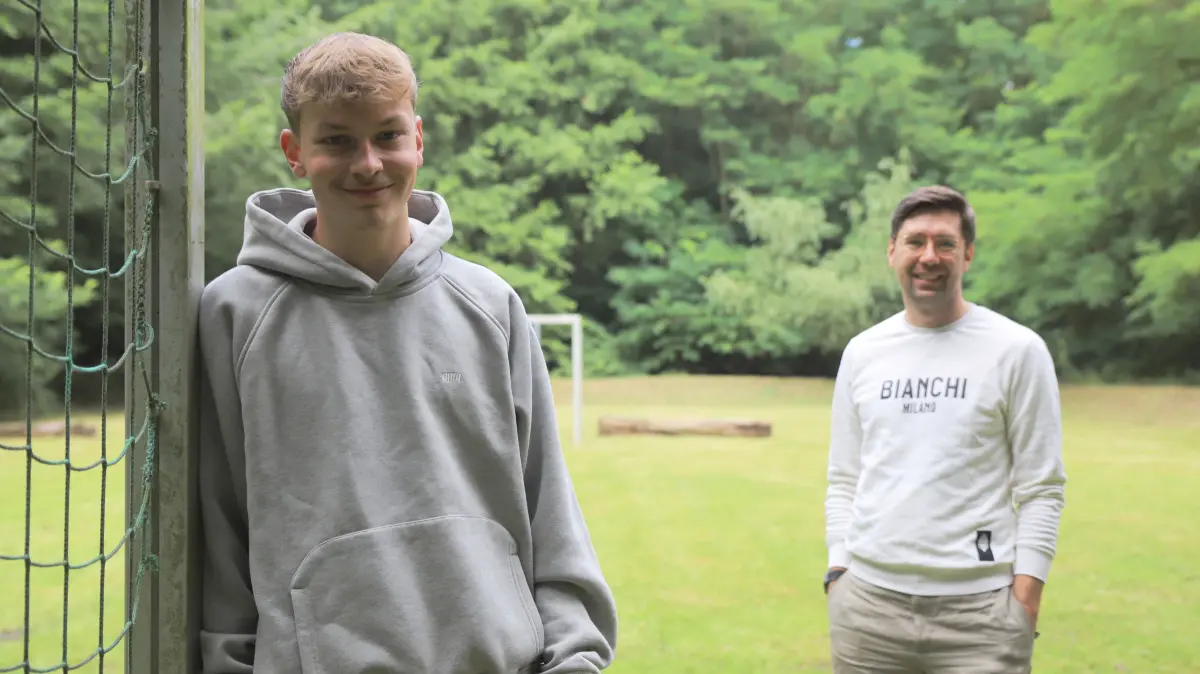 Jordan Gotthardt (links) und Christian Schroeder auf dem Bolzplatz in Bad Saarow-Pieskow. Der Bürgermeister des Kurorts am Scharmützelsee hat auf die Kritik der jugendlichen Fußballspieler reagiert.