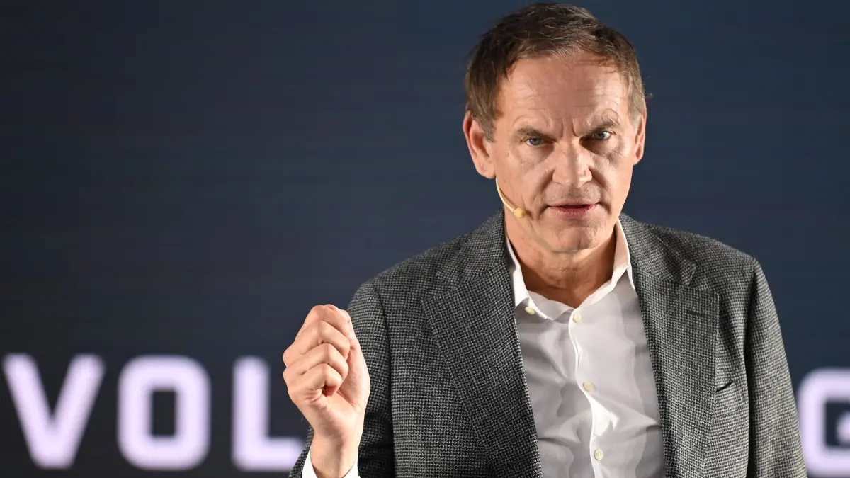 Strategie von VW in China: ARCHIV - 21.04.2026, China, Peking: Oliver Blume, Vorstandsvorsitzender der Volkswagen AG, spricht vor Journalisten. Volkswagen will seine Strategie in China anpassen. (zu dpa: «VW-Gewinn bricht um ein Drittel ein») Foto: Johannes Neudecker/dpa +++ dpa-Bildfunk +++