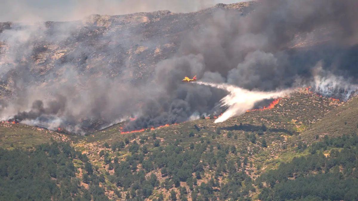 Brände in Spanien: 24.07.2026, Spanien, La Adrada: Ein Löschflugzeug wirft Wasser auf das Feuer, während sich ein Waldbrand in der Nähe von La Adrada in der Provinz Ávila ausbreitet. Foto: Manu Fernandez/AP/dpa +++ dpa-Bildfunk +++