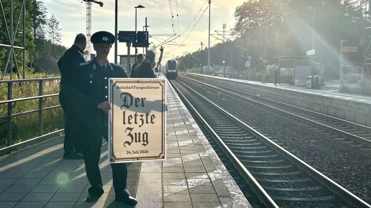 Der allerletzte RE1 fährt am alten Bahnhof Fangschleuse ein. Uwe Werner (im Vordergrund), Mitglied der Gemeindevertretung, und viele weitere Grünheider und Eisenbahnfans aus der Region sind gekommen, um sich vom rund 150 Jahre alten Bahnhof zu verabschieden.