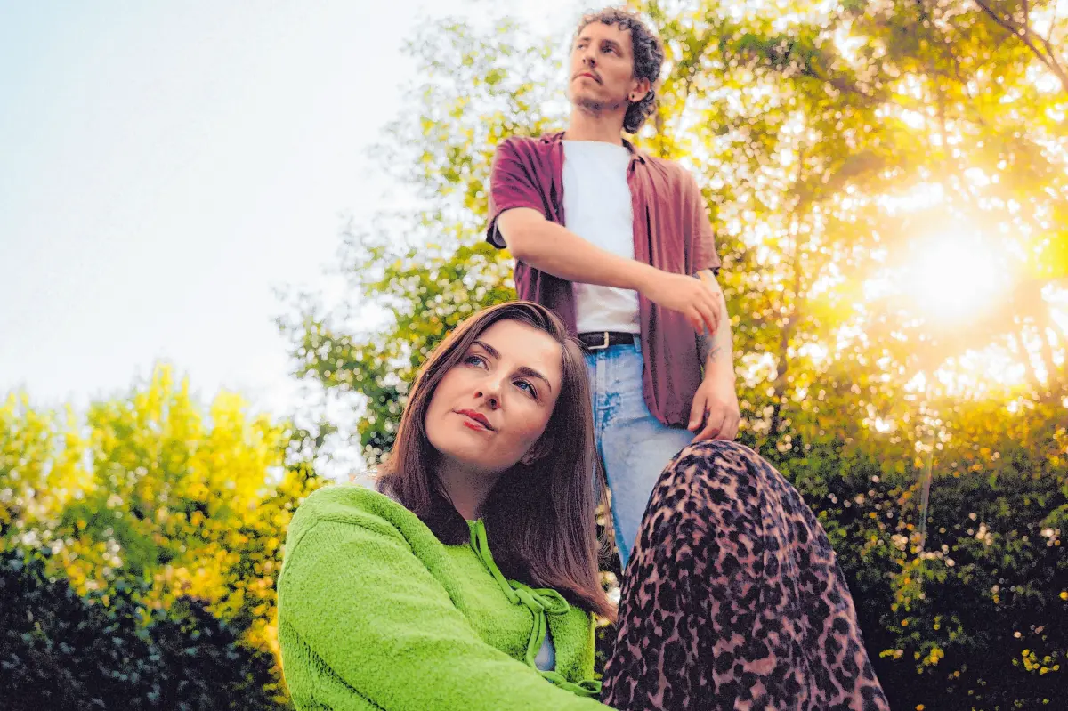 Das Duo Paper Moon spielt am Samstag um 17.30 Uhr und 18.45 Uhr auf der Seepromenade.