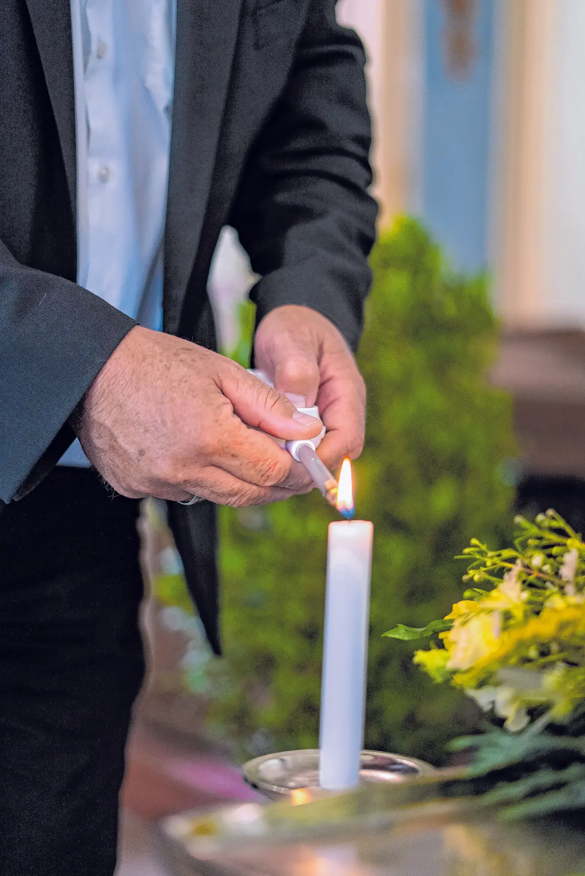Kerzen anzuzünden, ist ein wichtiges Trauerritual.