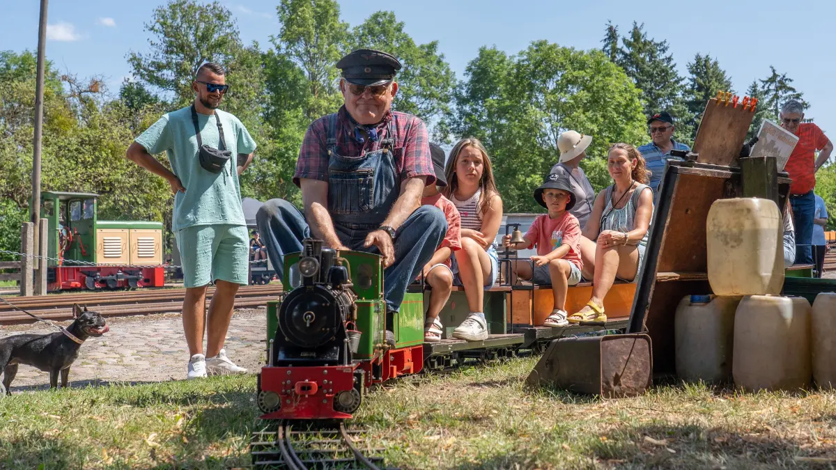 Bahnhofsfest Eisenbahnmuseum Gramzow: Garten-Dampfbahn als Highlight: Besonders für Kinder war die Dampflok von Frank Lindner ein Anziehungspunkt. Mit 2-PS ging es auf „große“ Fahrt.