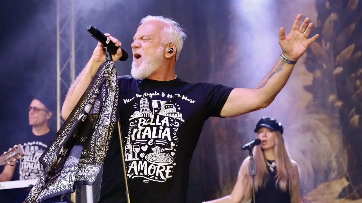 Nino de Angelo verleiht dem Schloss Oranienburg bei seinem Konzert einen italienischen Touch.